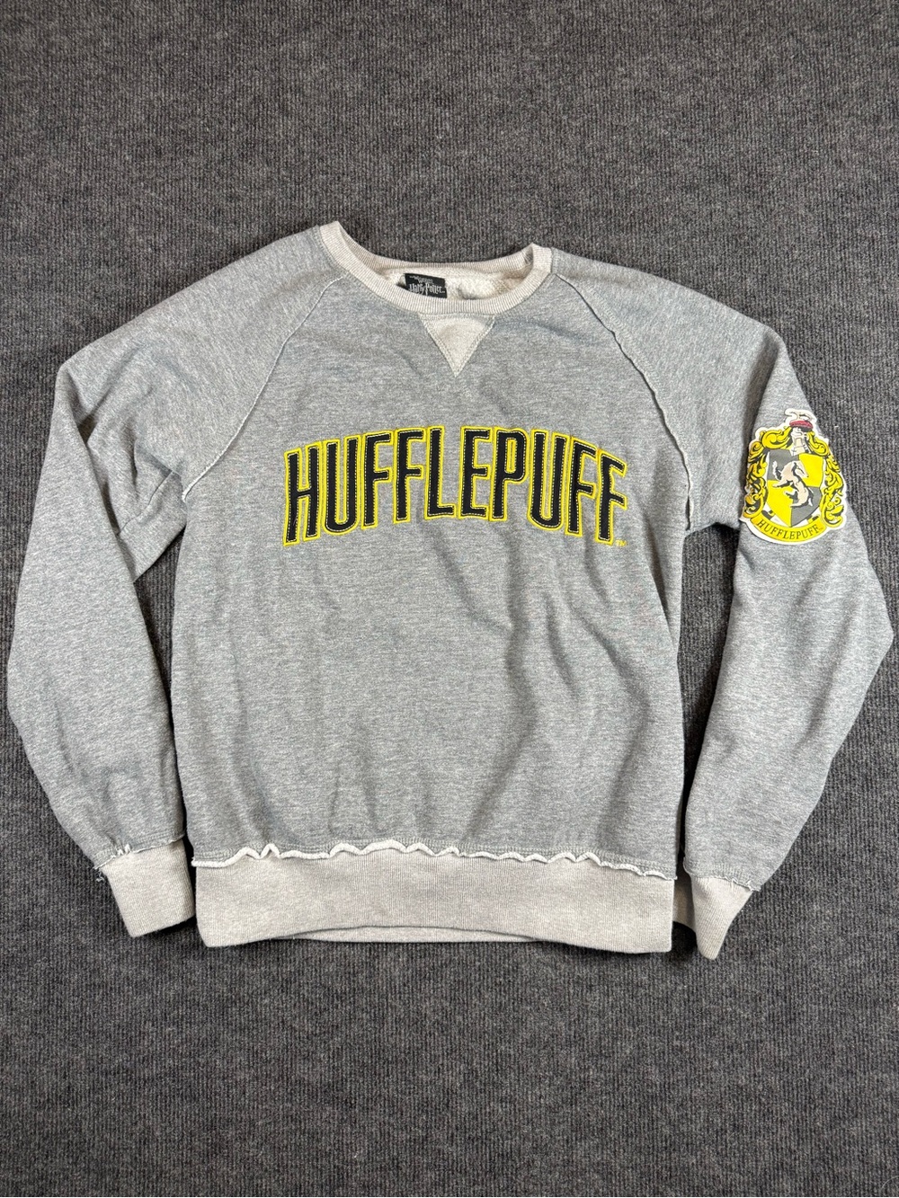 Wizarding World Harry Potter Hufflepuff Gray Sweatshirt Medium Universal Studios